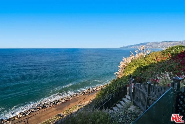 7007 Birdview Avenue, Malibu CA: https://media.crmls.org/mediaz/2b61ce89-631a-4435-93f7-2471a7518902.jpg