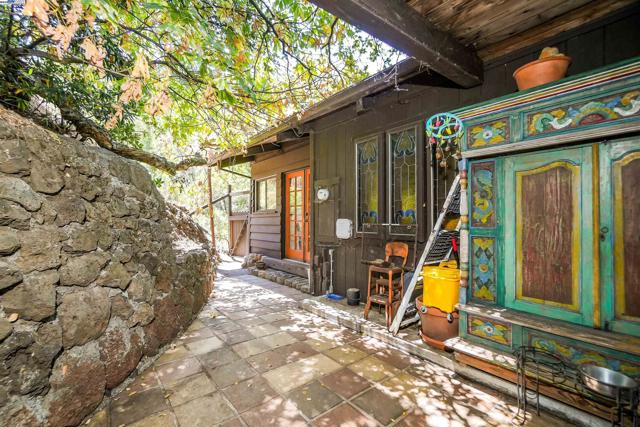 21 Red Rock Way, San Rafael CA: https://media.crmls.org/mediaz/2b61ebbd-1c61-4b6a-a777-0c140286d0bc.jpg