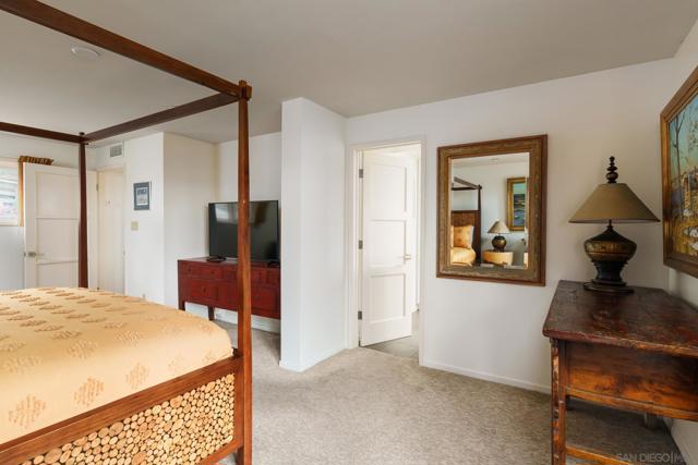 2165 Balboa Ave, Del Mar CA: https://media.crmls.org/mediaz/2b62522e-a691-4a08-bdb8-5340875d87f3.jpg