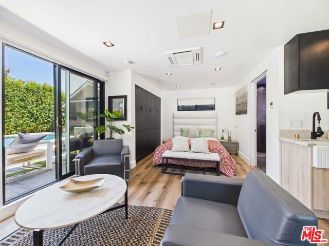 5109 Longridge Avenue, Sherman Oaks CA: https://media.crmls.org/mediaz/2b62810e-ef6a-4bc6-bed9-b95d7a760b5b.jpg