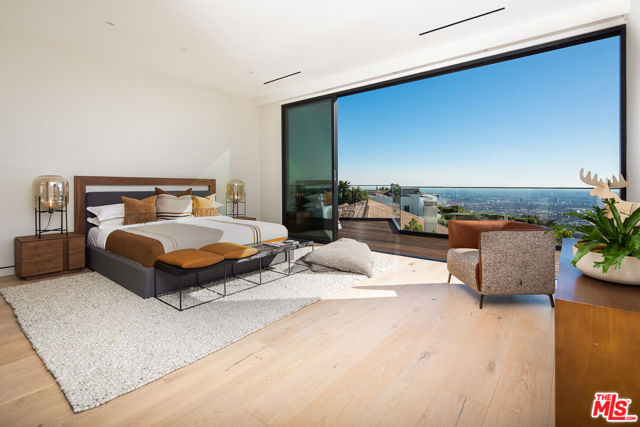 2371 Achilles Drive, Los Angeles CA: https://media.crmls.org/mediaz/2b62b574-2f74-4d5c-9e9d-a11a7099b4ff.jpg