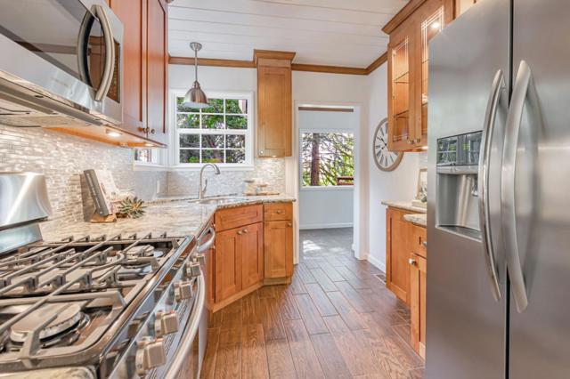 25 Overlake Court, Oakland CA: https://media.crmls.org/mediaz/2b62da73-005b-498e-b3c8-a5eb6a03e758.jpg