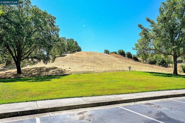 2085 Shady Creek Pl, Danville CA: https://media.crmls.org/mediaz/2b634fc8-46e2-4f86-9ded-9249c12e44d8.jpg