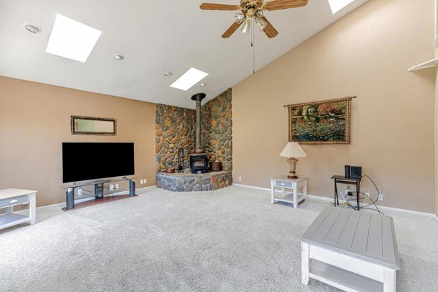 1298 Hersman Drive, Gilroy CA: https://media.crmls.org/mediaz/2b63f347-2eac-44e2-b1f3-41e595c0e7e8.jpg