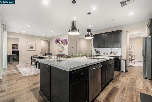 208 Littleton St, Oakley CA: https://media.crmls.org/mediaz/2b662002-8653-459d-a2ca-7fc733296954.jpg