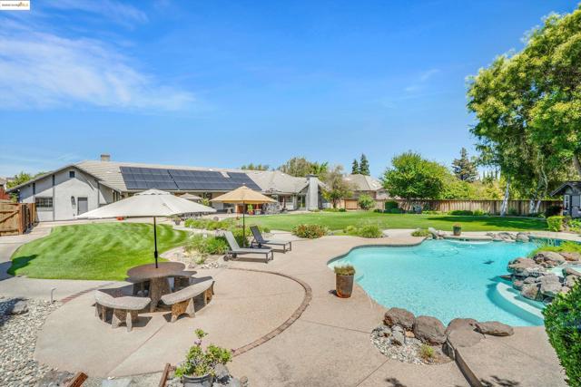 2960 Almondwood Pl, Oakley CA: https://media.crmls.org/mediaz/2b66ee57-283a-4aa5-a15a-664ce001fa41.jpg