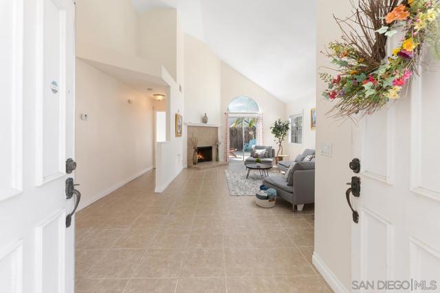10496 Rancho Carmel dr, San Diego CA: https://media.crmls.org/mediaz/2b67b5bb-4083-43e1-8c35-212e37be9285.jpg