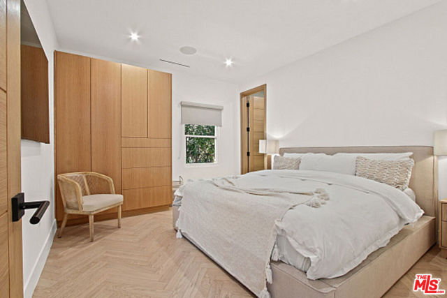 9451 Sunset Boulevard, Beverly Hills CA: https://media.crmls.org/mediaz/2b67ebca-a146-41a5-9de8-f25d5fadc025.jpg