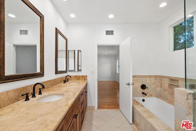 517 N Elm Drive, Beverly Hills CA: https://media.crmls.org/mediaz/2b67f1d9-5dc2-4338-8721-7a8e9300de2f.jpg