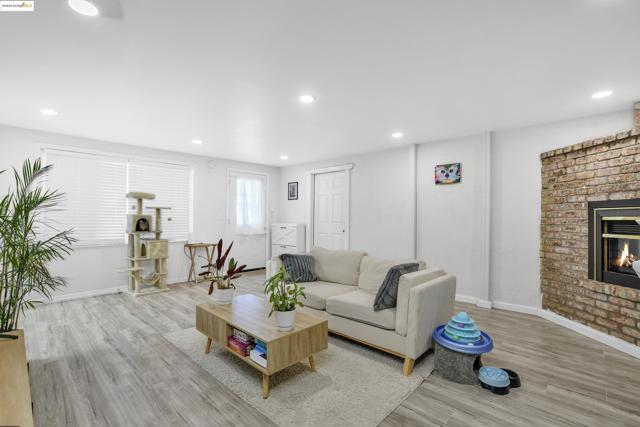 185 Evening Star Ct, Milpitas CA: https://media.crmls.org/mediaz/2b6878df-39c0-4d3b-8219-5b581a9be6e4.jpg