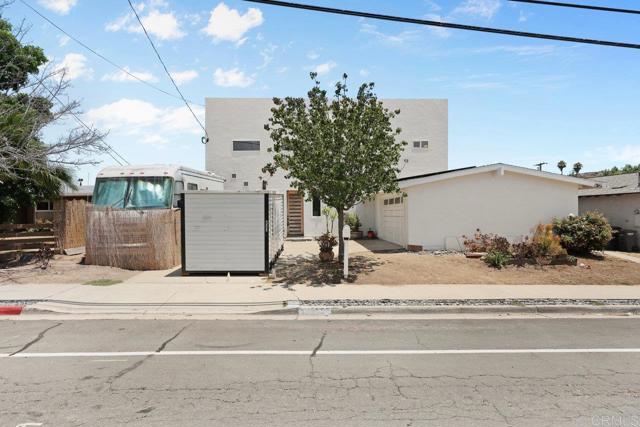 12953 Carriage Rd, Poway CA: https://media.crmls.org/mediaz/2b69503e-a362-4506-8f84-80236aaa5588.jpg