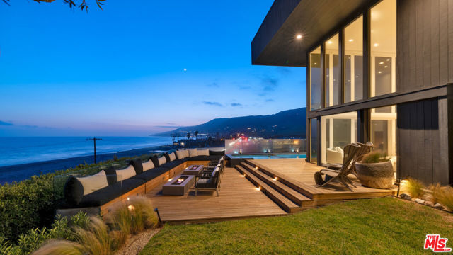 6463 Surfside Way, Malibu CA: https://media.crmls.org/mediaz/2b6a86f2-4bf4-4bf4-81b2-0d8b1622f442.jpg