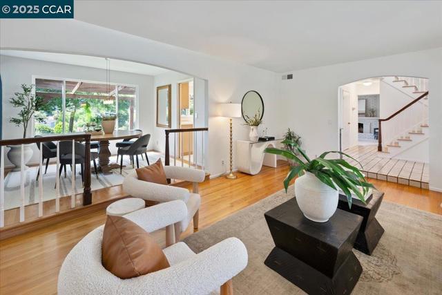 681 Rock Oak Rd, Walnut Creek CA: https://media.crmls.org/mediaz/2b6a917e-5c86-4417-b320-57ea7a2a6206.jpg