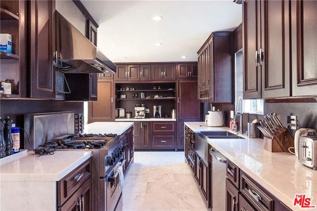 2633 N Commonwealth Avenue, Los Angeles CA: https://media.crmls.org/mediaz/2b6b7766-cb18-43d1-8f86-a7fbd8cd4806.jpg
