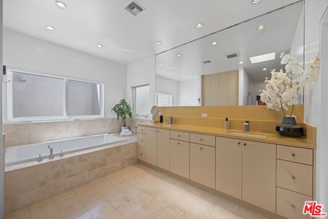 4255 Saint Clair Avenue, Studio City CA: https://media.crmls.org/mediaz/2b6b7d01-fef5-4501-bfd1-529888a4760c.jpg