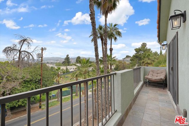 816 Hyperion Avenue, Los Angeles CA: https://media.crmls.org/mediaz/2b6c7252-d399-479c-a774-2a3348fcb4c1.jpg