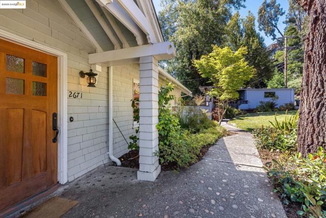 2671 Shasta Rd, Berkeley CA: https://media.crmls.org/mediaz/2b6d07ba-5115-43a4-aaf8-9bc9e4c073cc.jpg