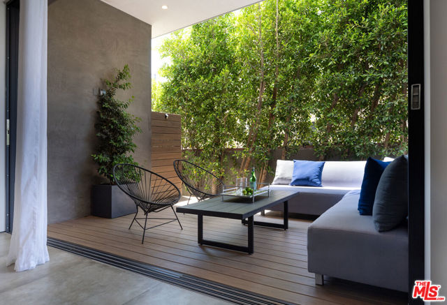 8356 W 4th Street, Los Angeles CA: https://media.crmls.org/mediaz/2b6d75af-c623-4185-9025-b72e7b1fa0cb.jpg