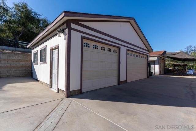 732 Hamilton Lane, Fallbrook CA: https://media.crmls.org/mediaz/2b6e394b-a3de-46ce-93a0-d6d09da95d40.jpg