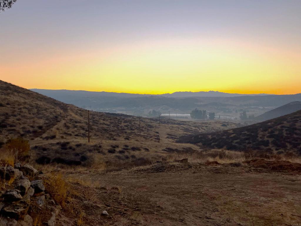 https://media.crmls.org/mediaz/2b6f6da0-fa81-4f9f-acf5-225827726d9f.jpg?preset=X-Large
