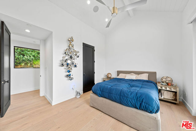 3140 Coldwater Canyon, Studio City CA: https://media.crmls.org/mediaz/2b7093d7-650f-4661-9a94-3ff478a3a895.jpg