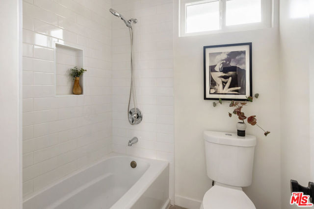 3330 Minto Court, Los Angeles CA: https://media.crmls.org/mediaz/2b70e575-99ec-4ec5-a701-adcab28ace5b.jpg