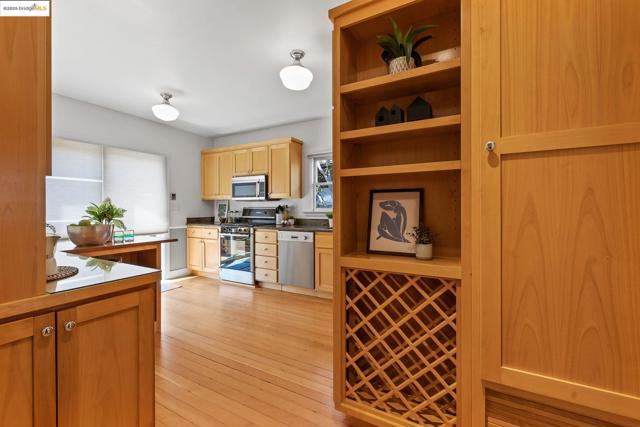 393 43Rd St, Oakland CA: https://media.crmls.org/mediaz/2b716c41-24ba-467e-8b9e-7d370bdcddb2.jpg