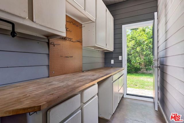 3201 Maplewood Avenue, Los Angeles CA: https://media.crmls.org/mediaz/2b71b8b4-216a-4d1b-94c9-3c4eacb77bac.jpg