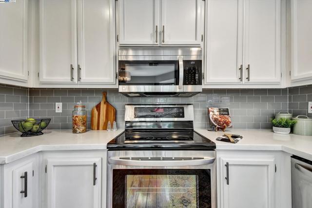 246 Canyon Woods Way, San Ramon CA: https://media.crmls.org/mediaz/2b71ca26-6af2-469d-a7a6-f72bbbaf1ad5.jpg