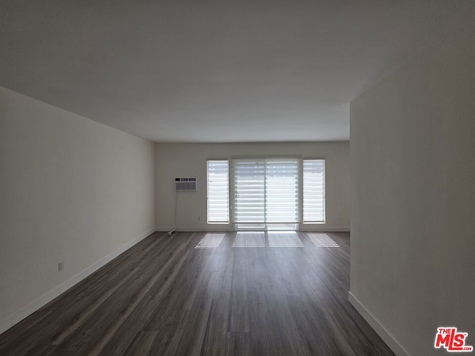 https://media.crmls.org/mediaz/2b71d3a2-e38f-43d7-9011-1557953f055d.jpg?preset=X-Large