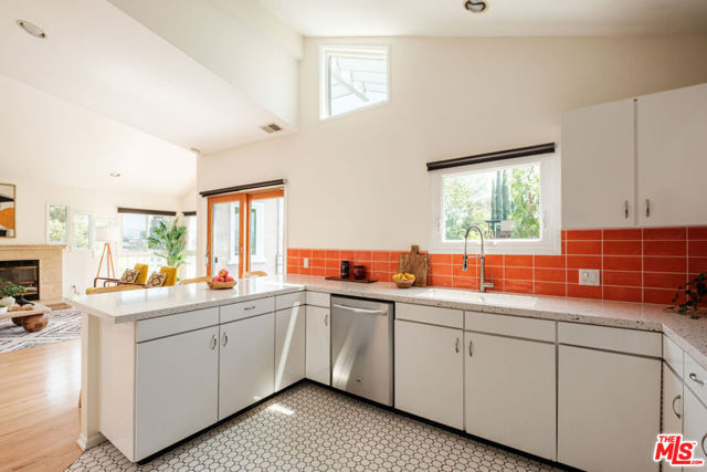 980 Oneonta Drive, Los Angeles CA: https://media.crmls.org/mediaz/2b72538d-5c04-4f55-8424-7a10a0c63616.jpg