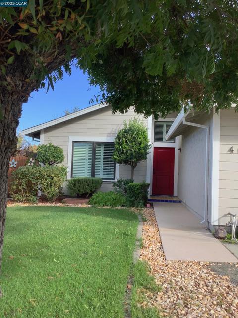 4041 Saint Andrews Way, Antioch CA: https://media.crmls.org/mediaz/2b7324ac-b9e7-4044-9ea6-e401f0478f57.jpg