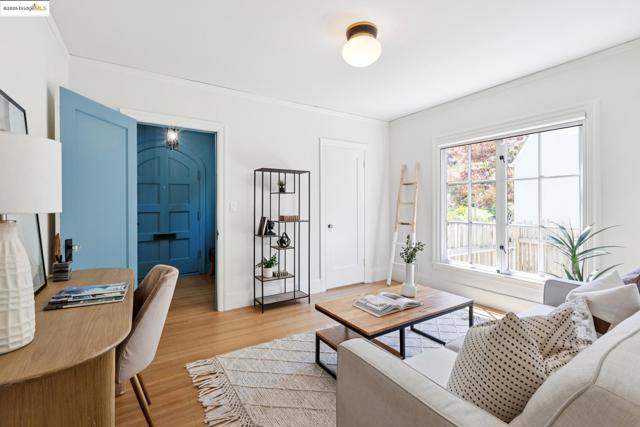 924 Trestle Glen Rd, Oakland CA: https://media.crmls.org/mediaz/2b73c21b-62c4-4f37-89b1-b8250dc727bc.jpg