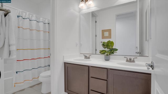 719 Jennifer St, Brentwood CA: https://media.crmls.org/mediaz/2b73f1b1-810d-475b-9a32-5c0117ff5ea8.jpg