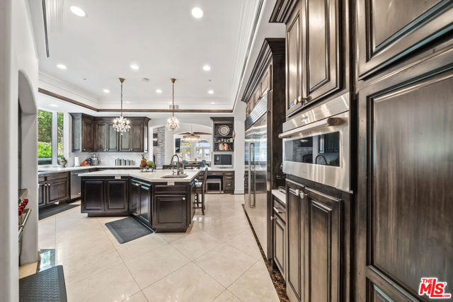 1821 Chastain, Pacific Palisades CA: https://media.crmls.org/mediaz/2b74e2c5-32c7-4a9f-910a-84930c133174.jpg