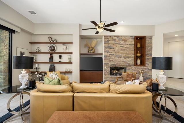 50240 Via Amante, La Quinta CA: https://media.crmls.org/mediaz/2b74e8bf-b3d8-4965-bb6d-c607f61e6ec1.jpg
