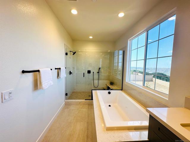 11324 Caminito Rodar, San Diego CA: https://media.crmls.org/mediaz/2b74f98d-0e5b-412c-9a69-dd1ad282bcff.jpg