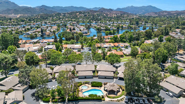 1118 Bright Glen Circle, Westlake Village CA: https://media.crmls.org/mediaz/2b75c464-364a-45e2-b625-8faa128c00c7.jpg