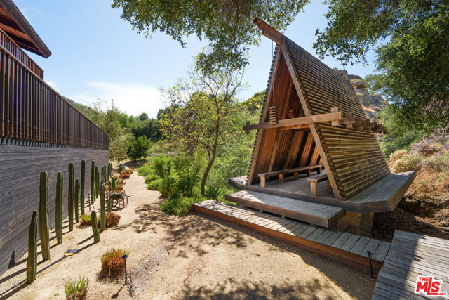421 Westlake Boulevard, Malibu CA: https://media.crmls.org/mediaz/2b76c574-9e85-4396-a688-946a8e5c3c10.jpg