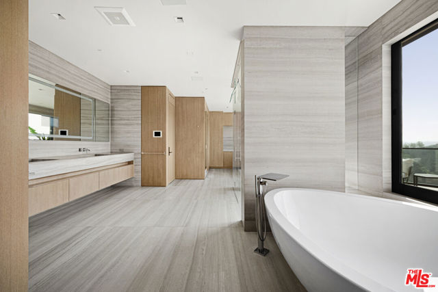 1731 Summitridge Drive, Beverly Hills CA: https://media.crmls.org/mediaz/2b77233a-a5d0-4430-abf7-0b2ce32906ee.jpg