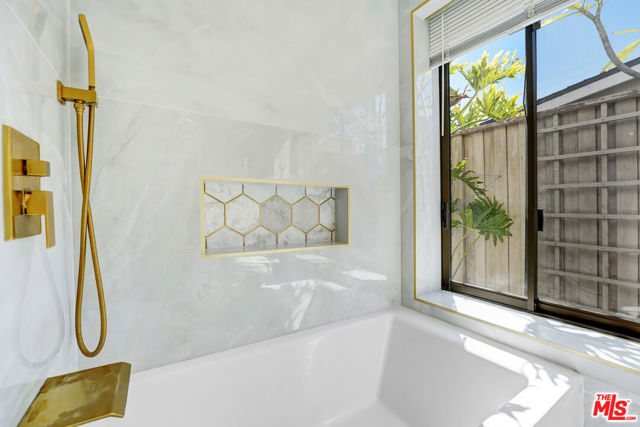 6409 Graves Avenue, Lake Balboa CA: https://media.crmls.org/mediaz/2b78629d-e34b-41ad-99da-7494e7275e6b.jpg