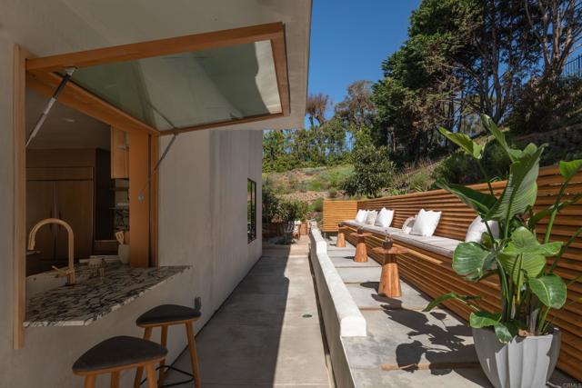 14847 Vista Del Oceano, Del Mar CA: https://media.crmls.org/mediaz/2b797e18-f8ff-468e-aaf9-464be99bb73b.jpg