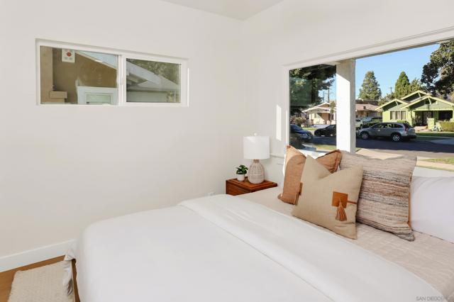 1900 W 41St St, Los Angeles CA: https://media.crmls.org/mediaz/2b7982d5-6e67-47d9-861a-850e9f942343.jpg