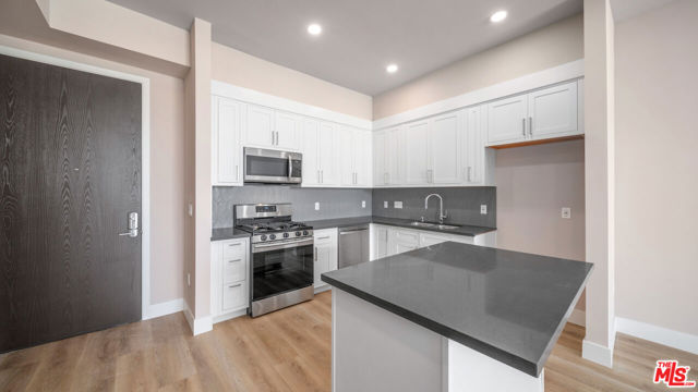 927 Fedora Street, Los Angeles CA: https://media.crmls.org/mediaz/2b7b1958-2cef-4718-a5e3-e4b2234ee808.jpg