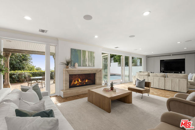 8828 Thrasher Avenue, Los Angeles CA: https://media.crmls.org/mediaz/2b7c6202-980d-43cd-a516-25175d223694.jpg