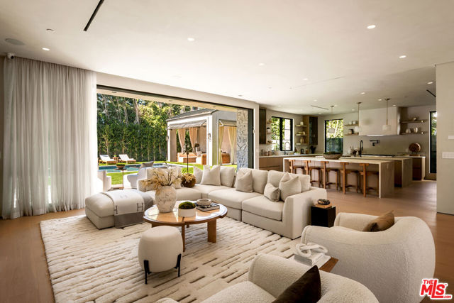 4165 Nagle Avenue, Sherman Oaks CA: https://media.crmls.org/mediaz/2b7cd509-f847-4fe6-b6fe-0224707055b7.jpg