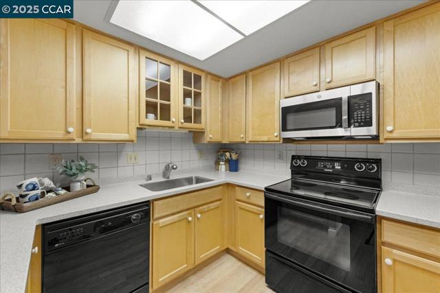 1256 Skycrest Dr, Walnut Creek CA: https://media.crmls.org/mediaz/2b7ef628-5f6b-4f96-a77b-dd70871eaad4.jpg