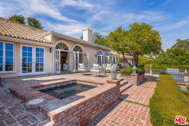 10820 Ambazac Way, Los Angeles CA: https://media.crmls.org/mediaz/2b7f1719-cc48-491f-978b-82ce203746db.jpg
