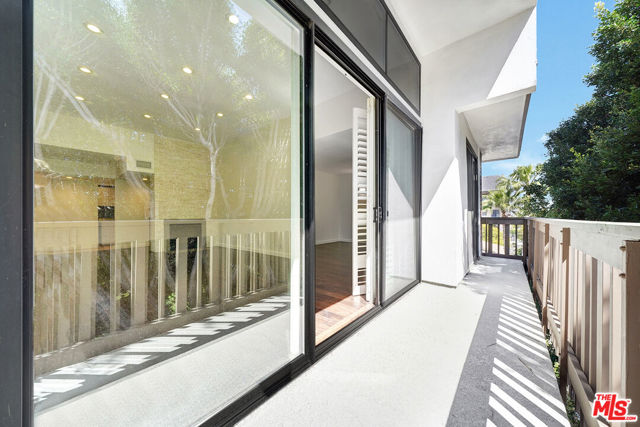 8871 Burton Way, Los Angeles CA: https://media.crmls.org/mediaz/2b805de0-7640-449e-8e05-1535f0b6d2ae.jpg