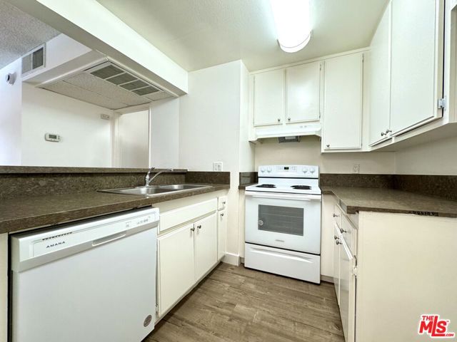 15425 Sherman Way, Van Nuys CA: https://media.crmls.org/mediaz/2b81edc7-3fc6-4e42-ba77-1901e1dbdf04.jpg